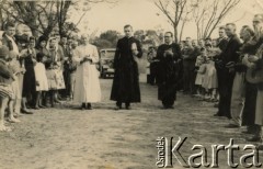 Brak daty, Coronel du Graty, prowincja Chaco. Argentyna.
Uroczystość kościelna.
Fot. NN, zbiory Stanisława Wojtuń, reprodukcje cyfrowe w Bibliotece Polskiej im. Ignacego Domeyki w Buenos Aires (Biblioteca Polaca Ignacio Domeyko) i w Ośrodku KARTA w Warszawie.