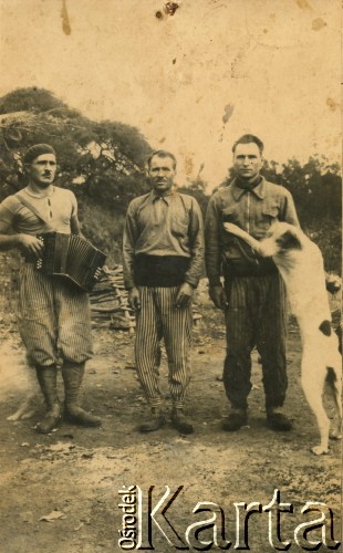 Lata 50., San Bernardo, prowincja Chaco, Argentyna.
Teść Wiktorii Błaszczak p. Murcziew (1. z prawej) z kolegami.
Fot. NN, zbiory Wiktorii Błaszczak, reprodukcje cyfrowe w Bibliotece Polskiej im. Ignacego Domeyki w Buenos Aires (Biblioteca Polaca Ignacio Domeyko) i w Ośrodku KARTA w Warszawie.