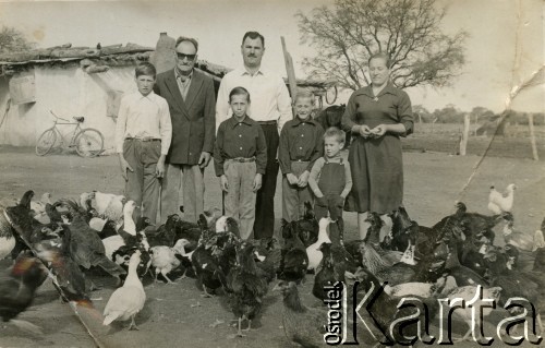 Lata 50., San Bernardo, Argentyna.
Rodzina Wiktorii Błaszczak (1. z prawej)  - mąż Krasto Murcziew (w białej koszuli), teść Murcziew, synowie Eugenio, Dragan, Antonio, Eduardo. 
Fot. NN, zbiory Wiktorii Błaszczak, reprodukcje cyfrowe w Bibliotece Polskiej im. Ignacego Domeyki w Buenos Aires (Biblioteca Polaca Ignacio Domeyko) i w Ośrodku KARTA w Warszawie.