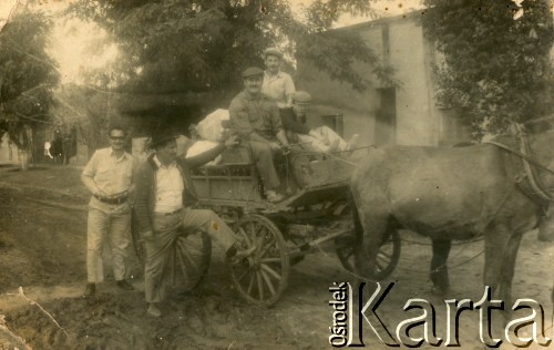 Lata 60., Coronel du Graty, prowincja Chaco, Argentyna.
Mąż Wiktorii Błaszczak Krasto Murcziew (siedzi na wozie) z sąsiadami. Wyprawa do miasta po zakupy.
Fot. NN, zbiory Wiktorii Błaszczak, reprodukcje cyfrowe w Bibliotece Polskiej im. Ignacego Domeyki w Buenos Aires (Biblioteca Polaca Ignacio Domeyko) i w Ośrodku KARTA w Warszawie.