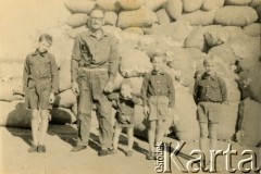 Lata 50., okolice Coronel du Graty, prowincja Chaco, Argentyna.
Rodzina Wiktorii Błaszczak  - teść Murcziew, synowie Eugenio, Dragan, Antonio, Eduardo. Za nimi worki z bawełną.
Fot. NN, zbiory Wiktorii Błaszczak, reprodukcje cyfrowe w Bibliotece Polskiej im. Ignacego Domeyki w Buenos Aires (Biblioteca Polaca Ignacio Domeyko) i w Ośrodku KARTA w Warszawie.