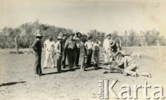 Lata 60., Coronel du Graty, prowincja Chaco, Argentyna.
Znaczenie konia.
Fot. NN, zbiory Wiktorii Błaszczak, reprodukcje cyfrowe w Bibliotece Polskiej im. Ignacego Domeyki w Buenos Aires (Biblioteca Polaca Ignacio Domeyko) i w Ośrodku KARTA w Warszawie.
