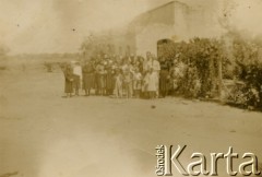 Lata 40., San Bernardo, prowincja Chaco, Argentyna.
Sąsiedzi Wiktorii Błaszczak.
Fot. NN, zbiory Wiktorii Błaszczak, reprodukcje cyfrowe w Bibliotece Polskiej im. Ignacego Domeyki w Buenos Aires (Biblioteca Polaca Ignacio Domeyko) i w Ośrodku KARTA w Warszawie.