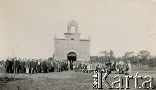 Brak daty, Pampa Bolsa, okolice Pamba del Infierno, prowincja Chaco, Argentyna.
Rodziny polskie przy wybudowanym przez siebie kościele pw. św. Antoniego.
Fot. NN, zbiory Jose Kramarza, reprodukcje cyfrowe w Bibliotece Polskiej im. Ignacego Domeyki w Buenos Aires (Biblioteca Polaca Ignacio Domeyko) i w Ośrodku KARTA w Warszawie.