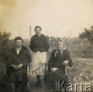 Brak miejsca, prowincja Chaco, Argentyna.
Karolina Oszust (1. z prawej), jej siostra Wiktoria i mama.
Fot. NN, zbiory Marii Oszust i Wieńczysława Boczarów, reprodukcje cyfrowe w Bibliotece Polskiej im. Ignacego Domeyki w Buenos Aires (Biblioteca Polaca Ignacio Domeyko) i w Ośrodku KARTA w Warszawie.
