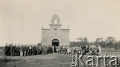 Brak daty, Pampa Juanita, prowincja Chaco, Argentyna.
Polacy przy zbudowanym przez siebie kościele pw Matki Boskiej Częstochowskiej.
Fot. NN, zbiory Marii Kramarz, reprodukcje cyfrowe w Bibliotece Polskiej im. Ignacego Domeyki w Buenos Aires (Biblioteca Polaca Ignacio Domeyko) i w Ośrodku KARTA w Warszawie.