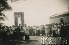 Brak daty, Pampa Juanita, prowincja Chaco, Argentyna.
Poświęcenie dzwonnicy przy zbudowanym przez Polaków kościele pw Matki Boskiej Częstochowskiej.
Fot. NN, zbiory Marii Kramarz, reprodukcje cyfrowe w Bibliotece Polskiej im. Ignacego Domeyki w Buenos Aires (Biblioteca Polaca Ignacio Domeyko) i w Ośrodku KARTA w Warszawie.