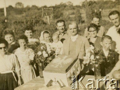 Lata 60., okolice Coronel du Graty, prowincja Chaco, Argentyna.
Józef (przy cieście z polskim orłem) i Marcelina (w chuście) Wojtuniowie świętują 50. rocznicę ślubu.
Fot. NN, zbiory Marii Oszust i Wieńczysława Boczarów, reprodukcje cyfrowe w Bibliotece Polskiej im. Ignacego Domeyki w Buenos Aires (Biblioteca Polaca Ignacio Domeyko) i w Ośrodku KARTA w Warszawie.