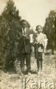Lata 50., okolice Villa Angela, prowincja Chaco, Argentyna.
Pierwsza Komunia Święta Mieczysława i Tadeusza Gurniaków.
Fot. NN, Eleny Gurniak, reprodukcje cyfrowe w Bibliotece Polskiej im. Ignacego Domeyki w Buenos Aires (Biblioteca Polaca Ignacio Domeyko) i w Ośrodku KARTA w Warszawie.