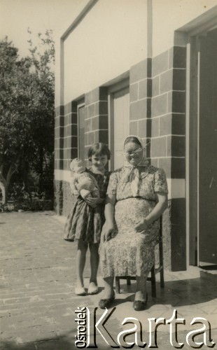 Lata 60., Argentyna. 
Weronika i Teresa (z lalką) Ziembickie.
Fot. NN, zbiory Adeli, Rozalii i Aleksandra Ziembińskich, reprodukcje cyfrowe w Bibliotece Polskiej im. Ignacego Domeyki w Buenos Aires (Biblioteca Polaca Ignacio Domeyko) i w Ośrodku KARTA w Warszawie.