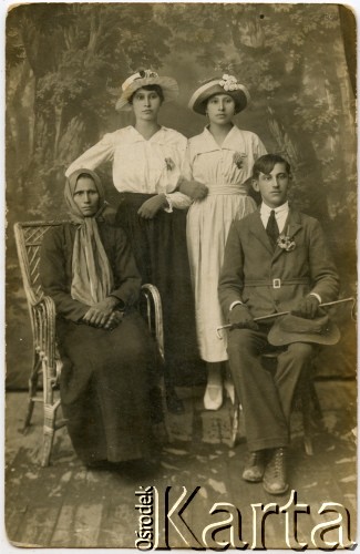 Lata 30., Dubno, Polska.
Rodzina Ziembickich. 
Fot. NN, zbiory Adeli, Rozalii i Aleksandra Ziembińskich, reprodukcje cyfrowe w Bibliotece Polskiej im. Ignacego Domeyki w Buenos Aires (Biblioteca Polaca Ignacio Domeyko) i w Ośrodku KARTA w Warszawie.