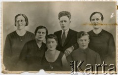 Lata 20.-30., Polska.
Rodzina Buczkowskich, część z nich wyemigrowała do Argentyny.
Fot. NN, zbiory Adeli, Rozalii i Aleksandra Ziembińskich, reprodukcje cyfrowe w Bibliotece Polskiej im. Ignacego Domeyki w Buenos Aires (Biblioteca Polaca Ignacio Domeyko) i w Ośrodku KARTA w Warszawie.