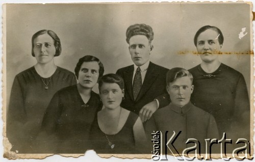 Lata 20.-30., Polska.
Rodzina Buczkowskich, część z nich wyemigrowała do Argentyny.
Fot. NN, zbiory Adeli, Rozalii i Aleksandra Ziembińskich, reprodukcje cyfrowe w Bibliotece Polskiej im. Ignacego Domeyki w Buenos Aires (Biblioteca Polaca Ignacio Domeyko) i w Ośrodku KARTA w Warszawie.