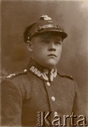 Brak daty, Polska. 
Dowódca 2. Kompanii CKM Pułku Strzelców Konnych. Zdjęcie z rodzinnego archiwum polskich emigrantów z argentyńskiego Chaco. 
Fot. NN, zbiory Adeli, Rozalii i Aleksandra Ziembińskich, reprodukcje cyfrowe w Bibliotece Polskiej im. Ignacego Domeyki w Buenos Aires (Biblioteca Polaca Ignacio Domeyko) i w Ośrodku KARTA w Warszawie.