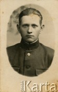 Brak daty, brak miejsca.
Nieznany mężczyzna. Zdjęcie z rodzinnego archiwum polskich emigrantów w argentyńskiej prowincji Chaco. 
Fot. NN, zbiory Adeli, Rozalii i Aleksandra Ziembińskich, reprodukcje cyfrowe w Bibliotece Polskiej im. Ignacego Domeyki w Buenos Aires (Biblioteca Polaca Ignacio Domeyko) i w Ośrodku KARTA w Warszawie.