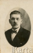 Brak daty, brak miejsca.
Nieznany mężczyzna. Zdjęcie z rodzinnego archiwum polskich emigrantów w argentyńskiej prowincji Chaco. 
Fot. NN, zbiory Adeli, Rozalii i Aleksandra Ziembińskich, reprodukcje cyfrowe w Bibliotece Polskiej im. Ignacego Domeyki w Buenos Aires (Biblioteca Polaca Ignacio Domeyko) i w Ośrodku KARTA w Warszawie.