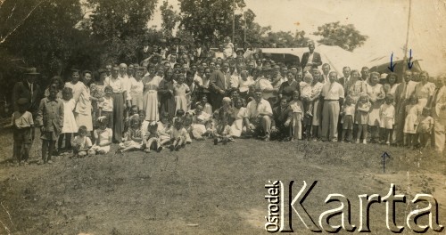 1945-1946, Resistencia, prowincja Chaco, Argentyna.
Juljan Kołodziej z żoną i synem Alfredo (zaznaczeni strzałkami) i grupą nieznanych osób.
Fot. NN, udostępnił Alfredo Kołodziej, reprodukcje cyfrowe w Bibliotece Polskiej im. Ignacego Domeyki w Buenos Aires (Biblioteca Polaca Ignacio Domeyko) i w Ośrodku KARTA w Warszawie.