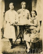 Lata 20., Polska.
Maria, Katarzyna i Zofia Kołodziej, rodzina Juljana Kołodzieja, który wyemigrował do Argentyny.
Fot. NN, udostępnił Alfredo Kołodziej, reprodukcje cyfrowe w Bibliotece Polskiej im. Ignacego Domeyki w Buenos Aires (Biblioteca Polaca Ignacio Domeyko) i w Ośrodku KARTA w Warszawie.