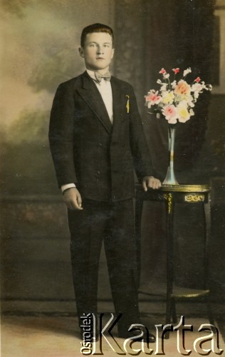 Lata 30., prowincja Salta, Argentyna.
Juljan Kołodziej w atelier fotograficznym.
Fot. NN, udostępnił Alfredo Kołodziej, reprodukcje cyfrowe w Bibliotece Polskiej im. Ignacego Domeyki w Buenos Aires (Biblioteca Polaca Ignacio Domeyko) i w Ośrodku KARTA w Warszawie.