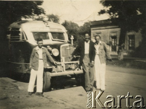 Ok. 1945, prowincja Chaco, Argentyna.
Pasażerowie autobusowej firmy przewozowej La Estrella, która została założona przez polskiego emigranta Franciszka Ptaka.
Fot. NN, zbiory rodziny Ptak, reprodukcje cyfrowe w Bibliotece Polskiej im. Ignacego Domeyki w Buenos Aires (Biblioteca Polaca Ignacio Domeyko) i w Ośrodku KARTA w Warszawie.