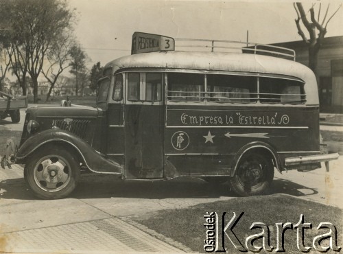 1934, Resistencia, prowincja Chaco, Argentyna. 
Autobus firmy przewozowej La Estrella, która została założona przez polskiego emigranta Franciszka Ptaka.
Fot. NN, zbiory rodziny Ptak, reprodukcje cyfrowe w Bibliotece Polskiej im. Ignacego Domeyki w Buenos Aires (Biblioteca Polaca Ignacio Domeyko) i w Ośrodku KARTA w Warszawie.