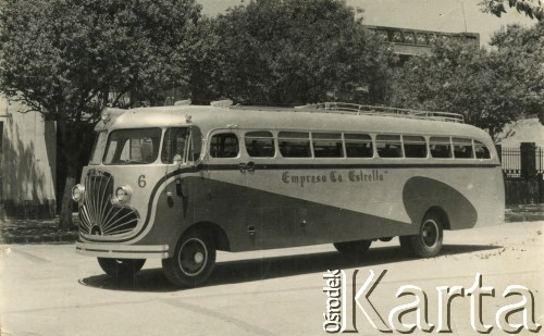 Lata 50.-60., Resistencia, prowincja Chaco, Polska.
Autobus marki volvo należący do firmy przewozowej La Estrella, która została założona przez polskiego emigranta Franciszka Ptaka.
Fot. NN, zbiory rodziny Ptak, reprodukcje cyfrowe w Bibliotece Polskiej im. Ignacego Domeyki w Buenos Aires (Biblioteca Polaca Ignacio Domeyko) i w Ośrodku KARTA w Warszawie.