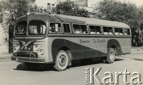 Lata 50.-60., Resistencia, prowincja Chaco, Polska.
Diamond 7 1957 - autobus firmy przewozowej La Estrella, która została założona przez polskiego emigranta Franciszka Ptaka.
Fot. NN, zbiory rodziny Ptak, reprodukcje cyfrowe w Bibliotece Polskiej im. Ignacego Domeyki w Buenos Aires (Biblioteca Polaca Ignacio Domeyko) i w Ośrodku KARTA w Warszawie.