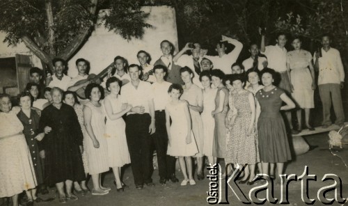 Ok. 1958, Tres Isletas, prowincja Chaco, Argentyna.
Wesele Pedro Kodnia i Weroniki Winiarskiej.
Fot. NN, Isidoro Wojtuń, reprodukcje cyfrowe w Bibliotece Polskiej im. Ignacego Domeyki w Buenos Aires (Biblioteca Polaca Ignacio Domeyko) i w Ośrodku KARTA w Warszawie.