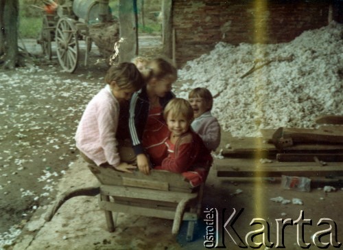 Lata 80., Coronel du Graty, prowincja Chaco, Argentyna.
Laura Wojtuń, Miriam Wojtuń, Carina Wojtuń i Graciela Kurylowicz bawią się w magazynie z bawełną.
Fot. NN, Isidoro Wojtuń, reprodukcje cyfrowe w Bibliotece Polskiej im. Ignacego Domeyki w Buenos Aires (Biblioteca Polaca Ignacio Domeyko) i w Ośrodku KARTA w Warszawie.