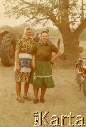 Czerwiec 1970, Coronel du Graty, prowincja Chaco, Argentyna.
Marcela Wojtuń (z prawej) i Hanna Malecki.
Fot. NN, Isidoro Wojtuń, reprodukcje cyfrowe w Bibliotece Polskiej im. Ignacego Domeyki w Buenos Aires (Biblioteca Polaca Ignacio Domeyko) i w Ośrodku KARTA w Warszawie.