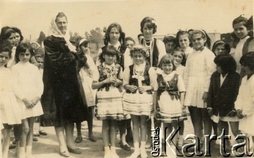 Lata 60.-70., Coronel du Graty, prowincja Chaco, Argentyna.
Polki Antonia Kramarz, Wanda Malecki, Sylwia Oszust, Rosa Zielinski, Mirta Ryczakowski, Helena Malecki z dziećmi w strojach ludowych. 
Fot. NN, Isidoro Wojtuń, reprodukcje cyfrowe w Bibliotece Polskiej im. Ignacego Domeyki w Buenos Aires (Biblioteca Polaca Ignacio Domeyko) i w Ośrodku KARTA w Warszawie.