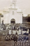 Lata 40., Pampa Bolsa, prowincja Chaco, Argentyna.
Rodziny polskie przy wybudowanym przez siebie kościele pw. św. Antoniego.
Fot. NN, Isidoro Wojtuń, reprodukcje cyfrowe w Bibliotece Polskiej im. Ignacego Domeyki w Buenos Aires (Biblioteca Polaca Ignacio Domeyko) i w Ośrodku KARTA w Warszawie.