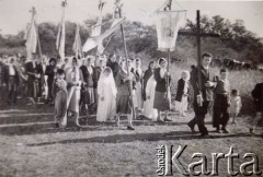Lata 40., Pampa Bolsa, prowincja Chaco, Argentyna.
Rodziny polskie idą w procesji. Krzyż niesie p. Szkrabko.
Fot. NN, Isidoro Wojtuń, reprodukcje cyfrowe w Bibliotece Polskiej im. Ignacego Domeyki w Buenos Aires (Biblioteca Polaca Ignacio Domeyko) i w Ośrodku KARTA w Warszawie.