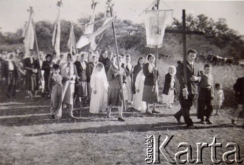 Lata 40., Pampa Bolsa, prowincja Chaco, Argentyna.
Rodziny polskie idą w procesji. Krzyż niesie p. Szkrabko.
Fot. NN, Isidoro Wojtuń, reprodukcje cyfrowe w Bibliotece Polskiej im. Ignacego Domeyki w Buenos Aires (Biblioteca Polaca Ignacio Domeyko) i w Ośrodku KARTA w Warszawie.