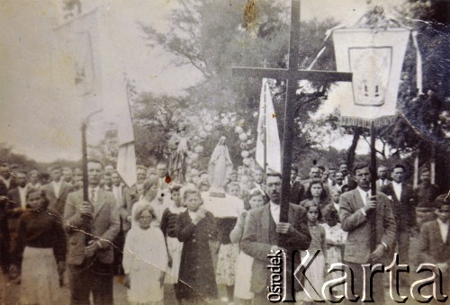 Lata 40., Pampa Bolsa, prowincja Chaco, Argentyna.
Rodziny polskie idą w procesji. Krzyż niesie Szkrabko.
Fot. NN, Isidoro Wojtuń, reprodukcje cyfrowe w Bibliotece Polskiej im. Ignacego Domeyki w Buenos Aires (Biblioteca Polaca Ignacio Domeyko) i w Ośrodku KARTA w Warszawie.