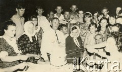 Lata 60., Coronel du Graty, prowincja Chaco, Argentyna
Złote gody małżeństwa Herbutów. Na zdjęciu Józef Herbut, Anastazja Herbut, p. Boczar, Izidoro Wojtuń (1. z lewej), Władysław Herbut, Hanna Wojtuń, Teresa Ryczakowski (z opaską), Józef Wojtuń, Stanisław Wojtuń.  
Fot. NN, Isidoro Wojtuń, reprodukcje cyfrowe w Bibliotece Polskiej im. Ignacego Domeyki w Buenos Aires (Biblioteca Polaca Ignacio Domeyko) i w Ośrodku KARTA w Warszawie.
