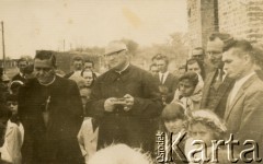 Brak daty, Coronel du Graty, prowincja Chaco, Argentyna.
Biskup Saenz Pena Italo Di Stefano i sędzia pokoju Jose Sombo wśród parafian polskiego pochodzenia. Nz. m.in. Mirta Ryczakowski, Hanna Malecka.
Fot. NN, Isidoro Wojtuń, reprodukcje cyfrowe w Bibliotece Polskiej im. Ignacego Domeyki w Buenos Aires (Biblioteca Polaca Ignacio Domeyko) i w Ośrodku KARTA w Warszawie.