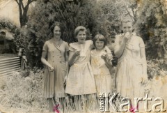 Brak daty, Coronel du Graty, prowincja Chaco, Argentyna. 
Wanda Malecka, Lodzia Wojtuń, Lucia Petrysiak, Stanisława Malecki
Fot. NN, Isidoro Wojtuń, reprodukcje cyfrowe w Bibliotece Polskiej im. Ignacego Domeyki w Buenos Aires (Biblioteca Polaca Ignacio Domeyko) i w Ośrodku KARTA w Warszawie.