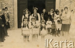 Lata 60.-70., Coronel du Graty, prowincja Chaco, Argentyna.
Wanda Malecki (w koralach) i Sylwia Oszut z dziećmi w strojach ludowych. 
Fot. NN, Isidoro Wojtuń, reprodukcje cyfrowe w Bibliotece Polskiej im. Ignacego Domeyki w Buenos Aires (Biblioteca Polaca Ignacio Domeyko) i w Ośrodku KARTA w Warszawie.