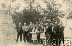 Lata 60.-70., Coronel du Graty, prowincja Chaco, Argentyna
Polacy pod pomnikiem San Martina. Nz. m.in. z wieńcem Wanda Malecki (w koralach) oraz Sylwia Oszust, obok nich stoją od lewej: Józef Wojtuń, Michał Boczar, Józef Herbut, Marek Malecki, Władysław Herbut, Stach Ryczakowski, Janka Wojtuń, Stach Boczar, Piotr Ryczakowski.
Fot. NN, Isidoro Wojtuń, reprodukcje cyfrowe w Bibliotece Polskiej im. Ignacego Domeyki w Buenos Aires (Biblioteca Polaca Ignacio Domeyko) i w Ośrodku KARTA w Warszawie.