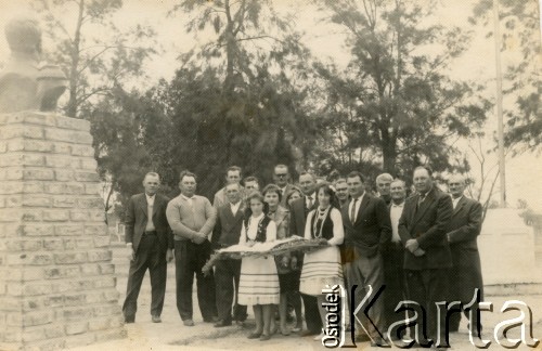 Lata 60.-70., Coronel du Graty, prowincja Chaco, Argentyna
Polacy pod pomnikiem San Martina. Nz. m.in. z wieńcem Wanda Malecki (w koralach) oraz Sylwia Oszust, obok nich stoją od lewej: Józef Wojtuń, Michał Boczar, Józef Herbut, Marek Malecki, Władysław Herbut, Stach Ryczakowski, Janka Wojtuń, Stach Boczar, Piotr Ryczakowski.
Fot. NN, Isidoro Wojtuń, reprodukcje cyfrowe w Bibliotece Polskiej im. Ignacego Domeyki w Buenos Aires (Biblioteca Polaca Ignacio Domeyko) i w Ośrodku KARTA w Warszawie.