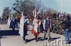 Lata 90. (?), prowincja Chaco, Argentyna
Święto narodowe Argentyny 25 maja (25 de Mayo). Natalia Malecki z flagą polską, Marcos Malecki z flagą argentyńską i Giziermo (?) Malecki.
Fot. NN, Isidoro Wojtuń, reprodukcje cyfrowe w Bibliotece Polskiej im. Ignacego Domeyki w Buenos Aires (Biblioteca Polaca Ignacio Domeyko) i w Ośrodku KARTA w Warszawie.