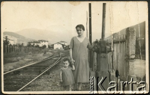 Ok. 1927, Dicomano, Włochy.
Silvia Valli z matką Giuseppiną. Silvia wyszła za mąż za Stefana Szymulę, polskiego żołnierza, który stacjonował w czasie II wojny światowej w jej rodzinnym miasteczku Dicomano (Włochy). Po wojnie wyjechali do Argentyny. 
Fot. NN, zbiory Silvii Szymuli, reprodukcje cyfrowe w  Bibliotece Polskiej im. Ignacego Domeyki w Buenos Aires (Biblioteca Polaca Ignacio Domeyko) i w Ośrodku KARTA w Warszawie