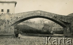 Ok. 1926, Dicomano, Włochy.
Most na rzece Sieve. Na zdjęciu m.in. Silvia Valli, która wyszła za mąż za Stefana Szymulę, polskiego żołnierza, który stacjonował w czasie II wojny światowej w jej rodzinnym miasteczku Dicomano (Włochy). Po wojnie wyjechali do Argentyny. 
Fot. NN, zbiory Silvii Szymuli, reprodukcje cyfrowe w  Bibliotece Polskiej im. Ignacego Domeyki w Buenos Aires (Biblioteca Polaca Ignacio Domeyko) i w Ośrodku KARTA w Warszawie