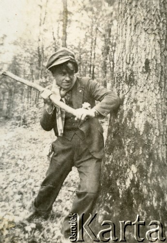 Lata 30., Buczacz, Polska.
Stefan Szymula - przed wojną pracował w Powiatowym Zarządzie Drogowym w Buczaczu. Po wrześniu 1939 ukrywał się. Aresztowany po nieudanej ucieczce do Rumunii, osadzony w więzieniu w Czortkowie, później w Starobielsku. Skazany na 5 lat obozu, zesłany w styczniu 1941 roku na Syberię. Dostał się do Armii Andersa, z którą został ewakuowany do Iranu. Przeszedł z nią cały szlak bliskowschodni. W Palestynie ukończył Szkołę Podchorążych Piechoty Rezerwy i został mianowany porucznikiem. Walczył pod Monte Cassino, w dniu zakończenia wojny ożenił się z Włoszką Silvią Valli. W 1948 roku emigrował do Argentyny.
Fot. NN, zbiory Silvii Szymuli, reprodukcje cyfrowe w  Bibliotece Polskiej im. Ignacego Domeyki w Buenos Aires (Biblioteca Polaca Ignacio Domeyko) i w Ośrodku KARTA w Warszawie