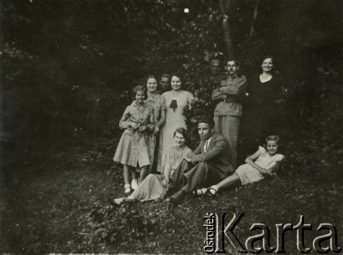 Lata 30., Buczacz, Polska.
Stefan Szymula (siedzi) - przed wojną pracował w Powiatowym Zarządzie Drogowym w Buczaczu. Po wrześniu 1939 ukrywał się. Aresztowany po nieudanej ucieczce do Rumunii, osadzony w więzieniu w Czortkowie, później w Starobielsku. Skazany na 5 lat obozu, zesłany w styczniu 1941 roku na Syberię. Dostał się do Armii Andersa, z którą został ewakuowany do Iranu. Przeszedł z nią cały szlak bliskowschodni. W Palestynie ukończył Szkołę Podchorążych Piechoty Rezerwy i został mianowany porucznikiem. Walczył pod Monte Cassino, w dniu zakończenia wojny ożenił się z Włoszką Silvią Valli. W 1948 roku emigrował do Argentyny. Na zdjęciu z przyjaciółmi.
Fot. NN, zbiory Silvii Szymuli, reprodukcje cyfrowe w  Bibliotece Polskiej im. Ignacego Domeyki w Buenos Aires (Biblioteca Polaca Ignacio Domeyko) i w Ośrodku KARTA w Warszawie