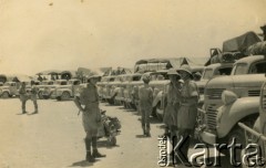 1942-1943, Irak.
Prawdopodobnie żołnierze Szwadronu Żandarmerii przy Kwaterze Głównej Dywizji Strzelców Karpackich (od 1943 r.  3. Karpacki Szwadron Żandarmerii 3 Dywizji Strzelców Karpackich).
Fot. NN, zbiory Silvii Szymuli, reprodukcje cyfrowe w  Bibliotece Polskiej im. Ignacego Domeyki w Buenos Aires (Biblioteca Polaca Ignacio Domeyko) i w Ośrodku KARTA w Warszawie