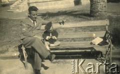 Ok. 1950, Buenos Aires, Argentyna.
Stefan Szymula z synem Claudio. Przed wojną pracował w Powiatowym Zarządzie Drogowym w Buczaczu, po 1939 ukrywał się. Aresztowany po nieudanej ucieczce do Rumunii, osadzony w więzieniu w Czortkowie, później w Starobielsku. Skazany na 5 lat obozu, zesłany w styczniu 1941 roku na Syberię. Dostał się do Armii Andersa, z którą został ewakuowany do Iranu. Przeszedł z nią cały szlak bliskowschodni. W Palestynie ukończył Szkołę Podchorążych Piechoty Rezerwy i został mianowany porucznikiem. Walczył pod Monte Cassino, w dniu zakończenia wojny ożenił się z Włoszką Silvią Valli. W 1948 roku emigrował do Argentyny.
Fot. NN, zbiory Silvii Szymuli, reprodukcje cyfrowe w  Bibliotece Polskiej im. Ignacego Domeyki w Buenos Aires (Biblioteca Polaca Ignacio Domeyko) i w Ośrodku KARTA w Warszawie