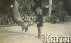 Lata 50., Corrientes, Argentyna.
Claudio Szymula - syn polskiego inżyniera oraz Włoszki.
Fot. NN, zbiory Silvii Szymuli, reprodukcje cyfrowe w  Bibliotece Polskiej im. Ignacego Domeyki w Buenos Aires (Biblioteca Polaca Ignacio Domeyko) i w Ośrodku KARTA w Warszawie