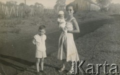 Lata 50., Santa Ana, prowincja Misiones, Argentyna.
Silvia Szymula z synami Claudio i Benicio. W dniu zakończenia II wojny światowej wyszła za mąż za Stefana Szymulę, polskiego żołnierza, który stacjonował w jej rodzinnym miasteczku Dicomano (Włochy) we Włoszech. Po wojnie wyjechali do Argentyny. 
Fot. NN, zbiory Silvii Szymuli, reprodukcje cyfrowe w  Bibliotece Polskiej im. Ignacego Domeyki w Buenos Aires (Biblioteca Polaca Ignacio Domeyko) i w Ośrodku KARTA w Warszawie
